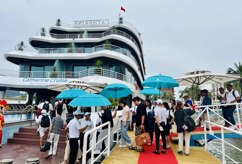 Ha Long Bay cruise from the Philippines