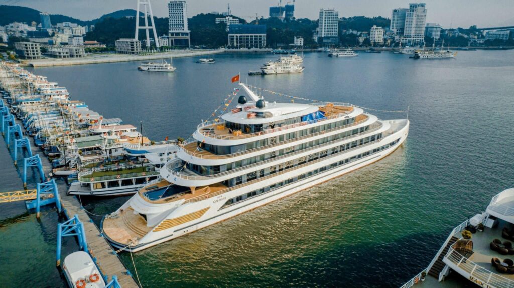 Ha Long Bay cruise from the Philippines