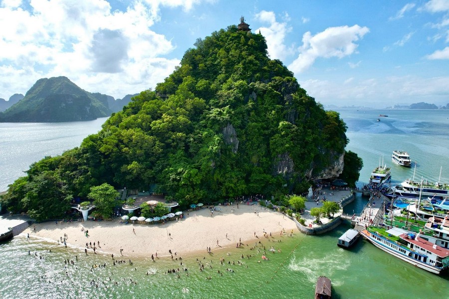 Transvietnam tour: Hanoi Halong Bay HCM city Mekong Delta