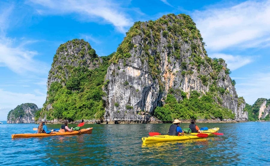 Kayaking-in-ha-long-bay-2