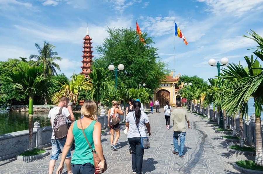 Tran-quoc-pagoda-attracts-a-large-number-of-domestic-and-international-tourists-who-come-to-visit